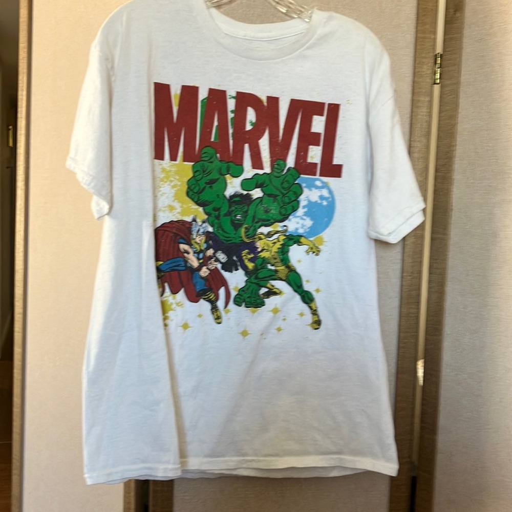 FINAL MARKDOWN Marvel Red and Green Superhero T-Shirt large